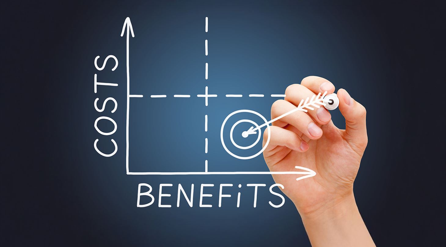 Graf som illustrere costs og benefits ved hj�lp af et diagram med pile 